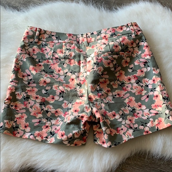 White House Black Market | floral the 5” short - Picture 5 of 13